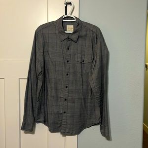 American Eagle men’s button down shirt in excellent condition. Size large.